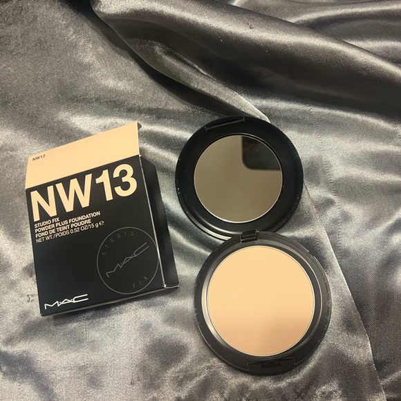 Mac Cosmetics Studio Fix Powder Plus Foundation NW13. Full size - Picture 1 of 10